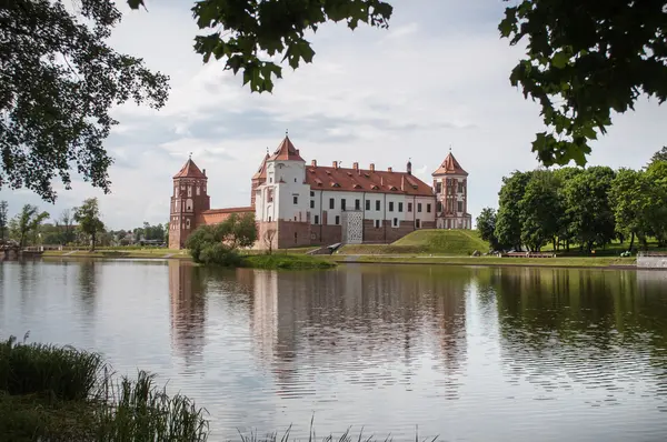 El Complejo del Castillo de Mirsky es Patrimonio de la Humanidad por la UNESCO en Bel — Foto de Stock
