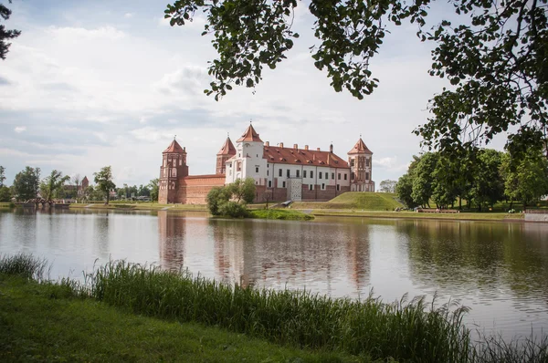 El Complejo del Castillo de Mirsky es Patrimonio de la Humanidad por la UNESCO en Bel — Foto de Stock