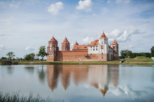 El Complejo del Castillo de Mirsky es Patrimonio de la Humanidad por la UNESCO en Bel — Foto de Stock