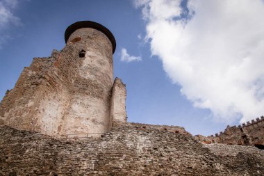 14. yüzyılda Polonya 'ya giden ticaret yollarını korumak için inşa edilmiş büyük taştan bir kale.