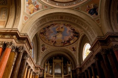 Şatosu, termal hamamı, barok binaları, en kuzeydeki Osmanlı minaresi, yemekleri ve kırmızı şaraplarıyla tanınır.