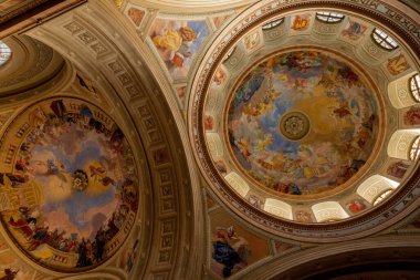 Şatosu, termal hamamı, barok binaları, en kuzeydeki Osmanlı minaresi, yemekleri ve kırmızı şaraplarıyla tanınır.