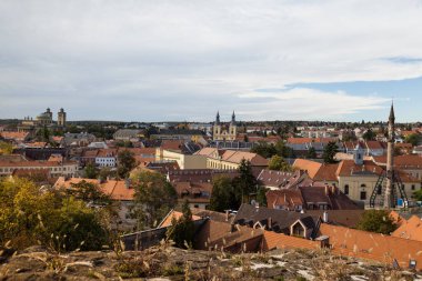 Şatosu, termal hamamı, barok binaları, en kuzeydeki Osmanlı minaresi, yemekleri ve kırmızı şaraplarıyla tanınır.