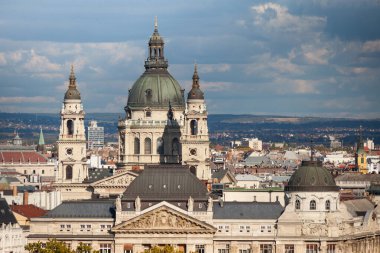 Budapeşte 'nin Tuna Nehri boyunca uzanan merkezi bölgesi UNESCO Dünya Mirası Alanı olarak sınıflandırılır ve aralarında Macar Parlamentosu ve Buda Şatosu' nun da yer aldığı çok sayıda önemli anıta sahiptir.