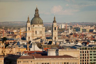 Budapeşte 'nin Tuna Nehri boyunca uzanan merkezi bölgesi UNESCO Dünya Mirası Alanı olarak sınıflandırılır ve aralarında Macar Parlamentosu ve Buda Şatosu' nun da yer aldığı çok sayıda önemli anıta sahiptir.