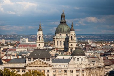 Budapeşte 'nin Tuna Nehri boyunca uzanan merkezi bölgesi UNESCO Dünya Mirası Alanı olarak sınıflandırılır ve aralarında Macar Parlamentosu ve Buda Şatosu' nun da yer aldığı çok sayıda önemli anıta sahiptir.