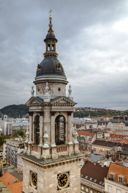 Budapeşte 'nin Tuna Nehri boyunca uzanan merkezi bölgesi UNESCO Dünya Mirası Alanı olarak sınıflandırılır ve aralarında Macar Parlamentosu ve Buda Şatosu' nun da yer aldığı çok sayıda önemli anıta sahiptir.