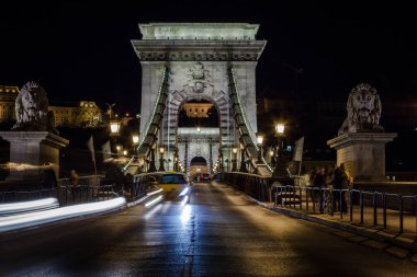 Zincir Köprü, Tuna Nehri 'ni Budin ve Pest arasında geçen bir köprüdür.