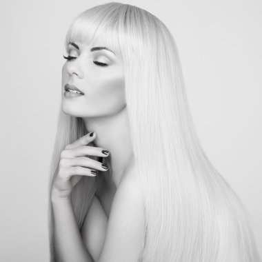 Sarı saçlı genç güzel kız portresi. 