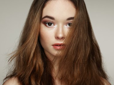 güzel bir kadın yüzü. mükemmel makyaj