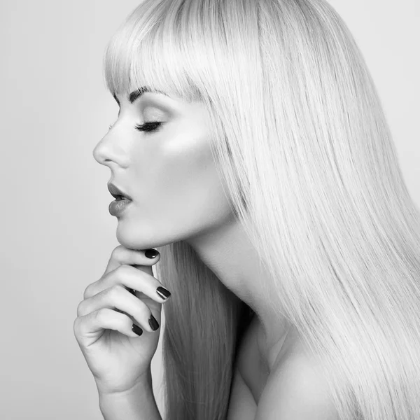 Porträt eines jungen schönen Mädchens mit blonden Haaren. — Stockfoto