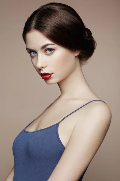 güzel bir kadın yüzü. mükemmel makyaj