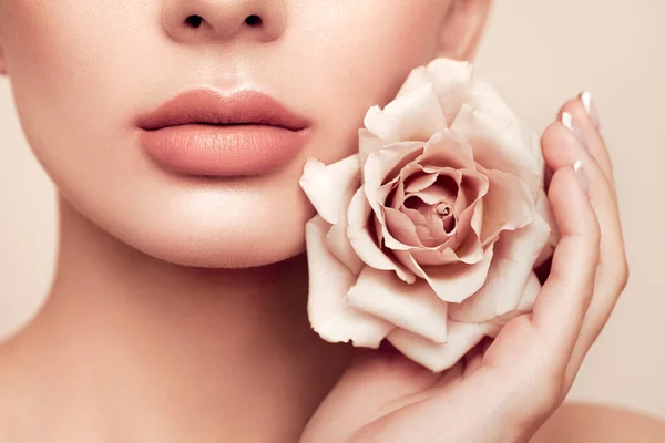 Hermosa Modelo Con Una Rosa Maquillaje Cara Mujer Perfecta Cerca — Foto de Stock