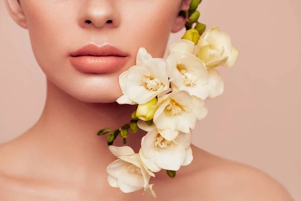 Schönes Modell Mit Einer Blume Perfekte Frau Gesicht Make Nahaufnahme — Stockfoto