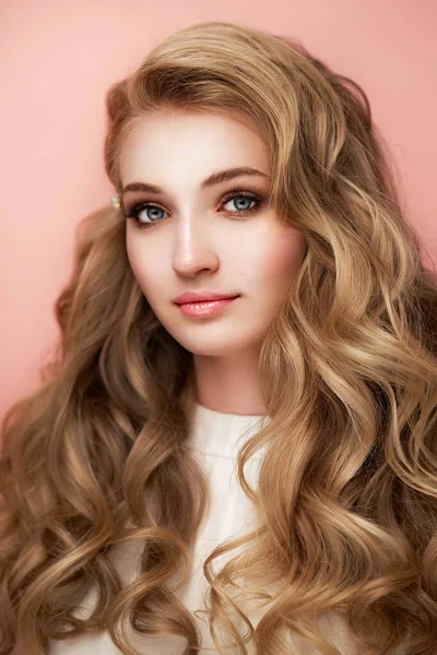 Retrato Menina Bonita Jovem Com Cabelo Ondulado Loiro Foto Moda — Fotografia de Stock