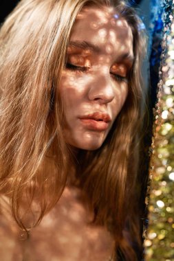 Güzel kadın yüzü. Mükemmel makyaj. Güzellik modası. Kirpiklerim. Kozmetik göz farı. Zarif saç stili..