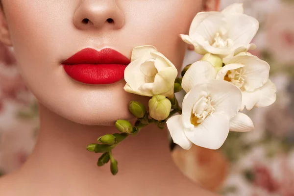 Hermosa Modelo Con Una Flor Maquillaje Cara Mujer Perfecta Cerca — Foto de Stock