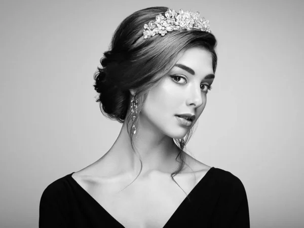 Beautiful Girl Crown Earrings Perfect Makeup Beauty Fashion Cosmetic Elegant — Stock Photo, Image