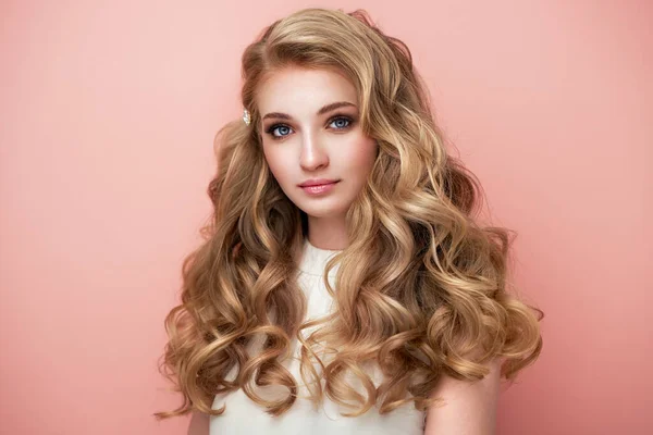 Sarı dalgalı saçlı güzel bir kızın portresi. Moda fotoğrafı, saç stili. Makyaj. Vogue Biçimi.