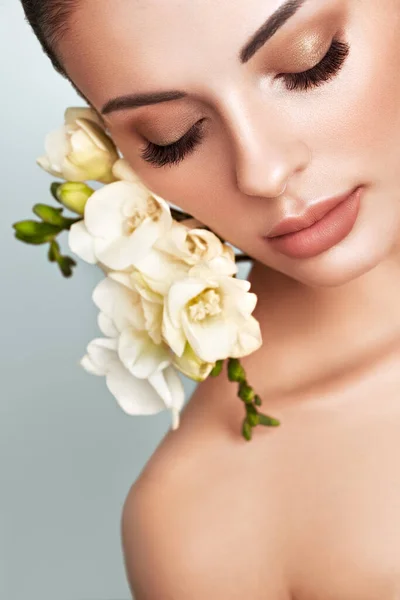 Beau Modèle Avec Une Fleur Parfait Maquillage Visage Femme Près Photo De Stock