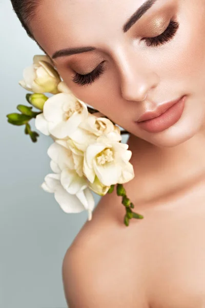 Hermosa Modelo Con Una Flor Maquillaje Cara Mujer Perfecta Cerca Fotos De Stock