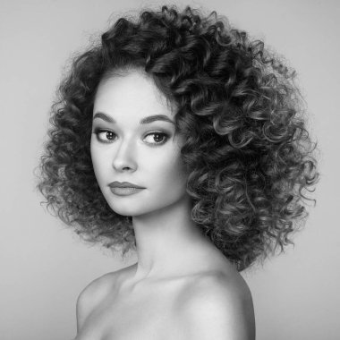 Güzel kadın yüzü. Mükemmel makyaj. Güzellik modası. Kozmetik. Göz farı. Zarif kıvırcık saçlı. Siyah beyaz fotoğraf.