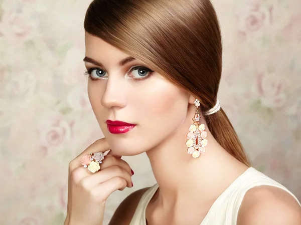 Portrait of young beautiful girl with brown hair — Stock Photo, Image