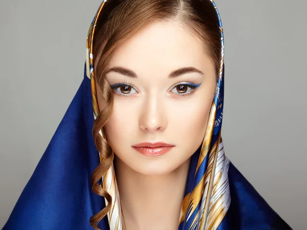 Retrato de una joven hermosa mujer con una bufanda en la cabeza — Foto de Stock