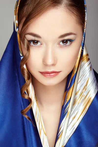 Genç güzel kadının kafasına bir eşarp ile portre — Stok fotoğraf
