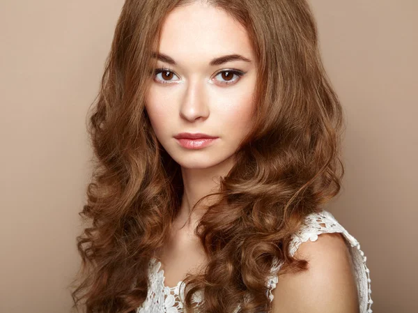 Retrato de joven hermosa chica con el pelo rizado — Foto de Stock