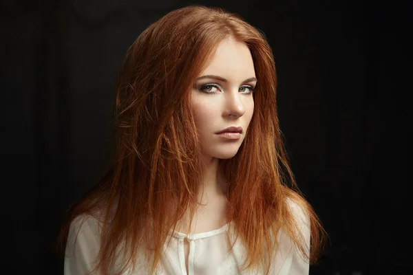 Glamour retrato de mujer hermosa — Foto de Stock