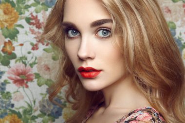 çiçekli zemin üzerine güzel bir kız.