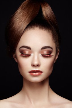 güzel bir kadın yüzü. mükemmel makyaj