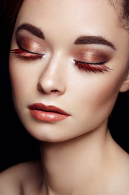 güzel bir kadın yüzü. mükemmel makyaj