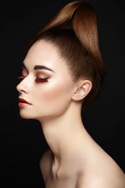 güzel bir kadın yüzü. mükemmel makyaj