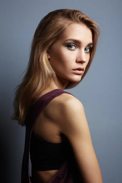 Sarı saçlı genç güzel kız portresi