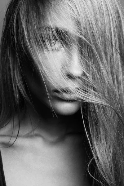 Портрет молодой красивой девушки с светлыми волосами — стоковое фото