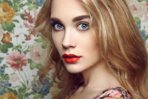 çiçekli zemin üzerine güzel bir kız.