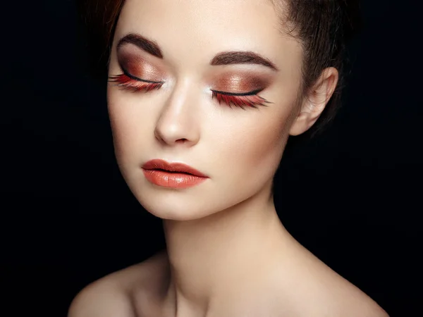 güzel bir kadın yüzü. mükemmel makyaj