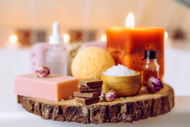 Rahatlatıcı yemek konsepti. Jakuzinin yanındaki banyo odasında küçük çikolata yığınları. Sıcak sonbahar kendini şımartma zamanı.