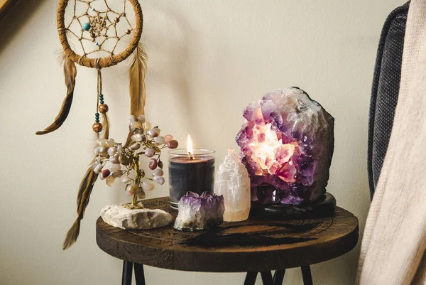 Relaxante Santuário Doméstico Com Objetos Relaxantes Ametista Cluster Geode Lâmpada — Fotografia de Stock