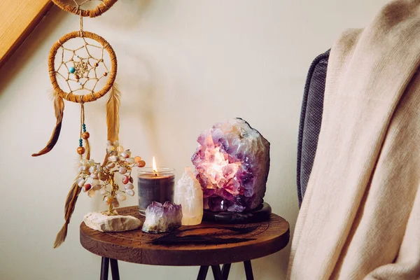 Relaxing Home Shrine Relaxing Objects Amethyst Cluster Geode Lamp Illuminated — Stock Photo, Image