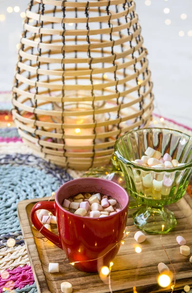 Enfoque Selectivo Taza Roja Cacao Con Malvaviscos Color Pastel Alambre —  Fotos de Stock