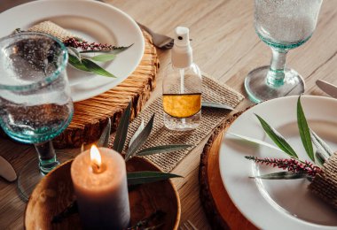 El dezenfektanı şişeli restoran sofra takımı. Coronavirus kafe kültürü sırasında modern.