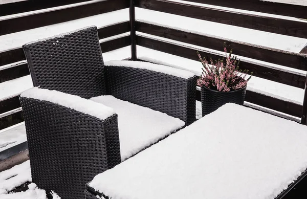 寒い冬の日に雪の合成プラスチック製の籐やガラスの庭の家具のビューを閉じます 庭の家具のメンテナンスコンセプト — ストック写真