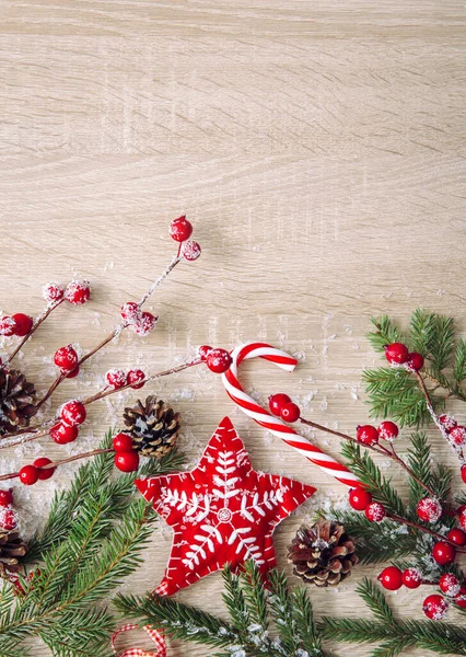 Плоский Вид Рождественскую Раму Фоне Ветви Красными Ягодами Орнаменты Войлока — стоковое фото