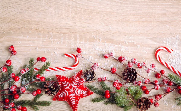 Плоский Вид Різдвяну Рамку Тла Гілки Червоними Ягодами Відчутні Орнаменти — стокове фото