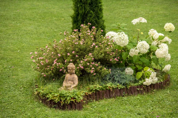 Meditasyon Yapan Buda Figürü Çiçek Tarhında Küçük Bir Adada Oturuyor — Stok fotoğraf