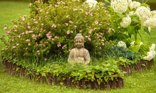 Figura Buda Meditando Sienta Dentro Una Pequeña Isla Flores Macizo —  Fotos de Stock