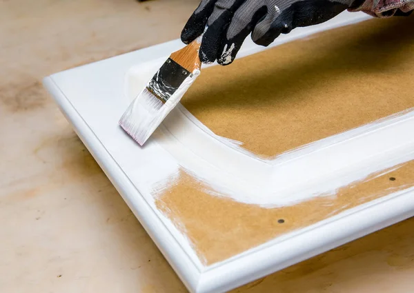 Repintura Portas Armário Cozinha Com Tinta Giz Branco Casa Dando — Fotografia de Stock